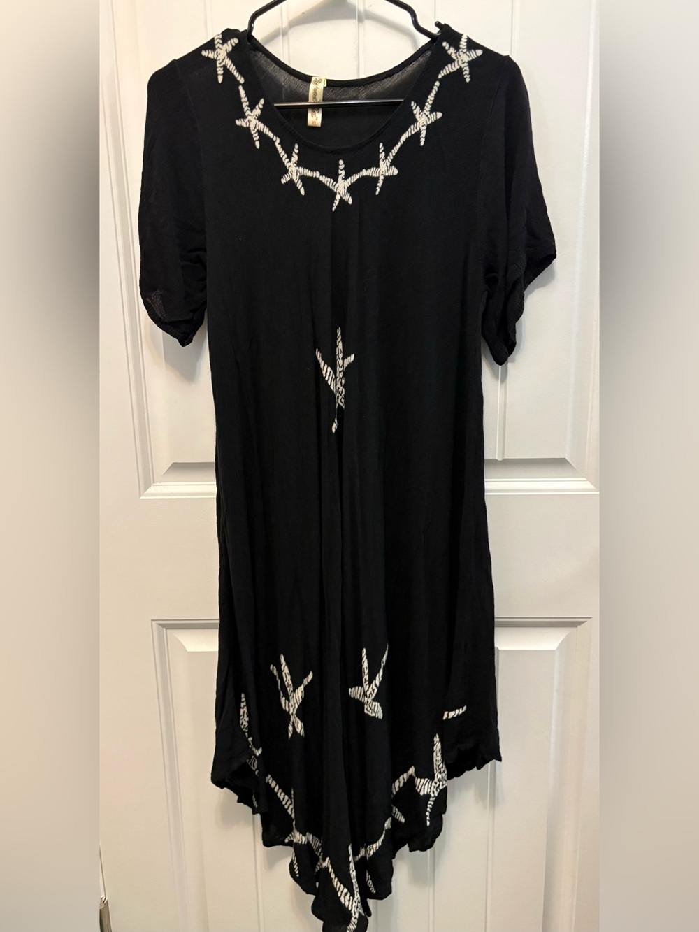 Shoreline Handkerchief Hem swim coverup. Size XL. Black & white shell pattern.